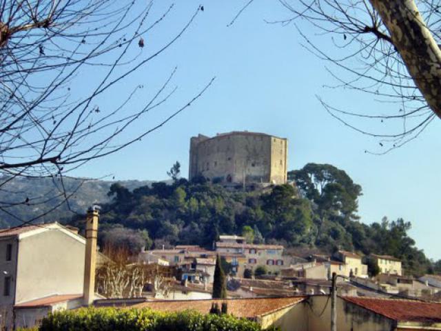 Meyrargues. Son chateau perché au dessus du village...