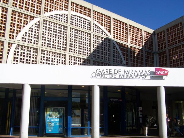 Façade d'entrée de la gare de Miramas dans les Bouches-du-Rhône.