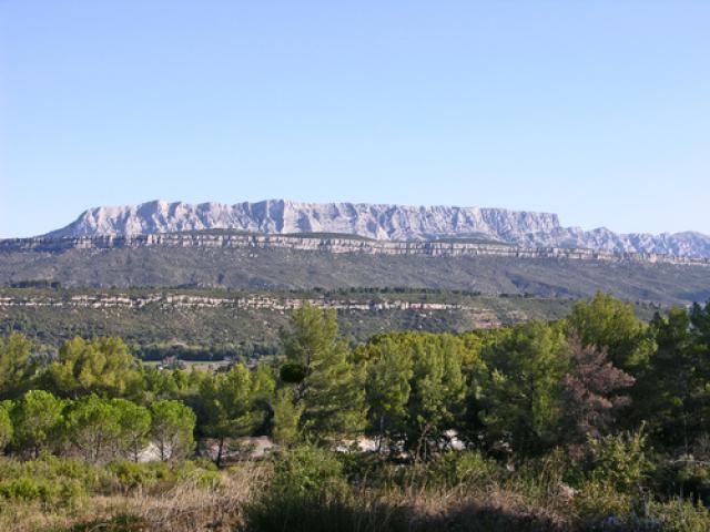 la montagne Sainte Victoire, derrière celle du Cengle