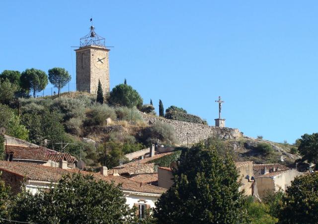 Le Beffroi de Roquevaire et son campanile, dominant les vieilles maison du bourg.