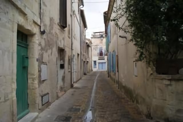 Ruelle dans le village de Vallabrègues.
