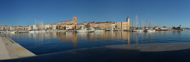 Port de plaisance de La Ciotat, Bouches du Rhône, France, avec l'église Notre-Dame de l'Assomption et le musée Ciotaden