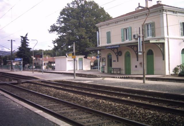 Gare de la Penne-sur-Huveaune (Bouches-du-Rhône), vue générale (bâtiment, voies et quais)