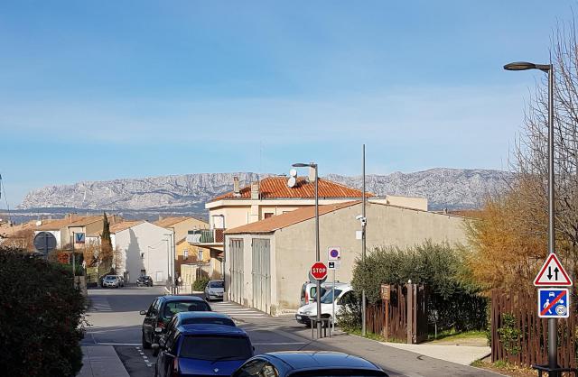 La montagne Sainte-Victoire vue de la ville de Trets.