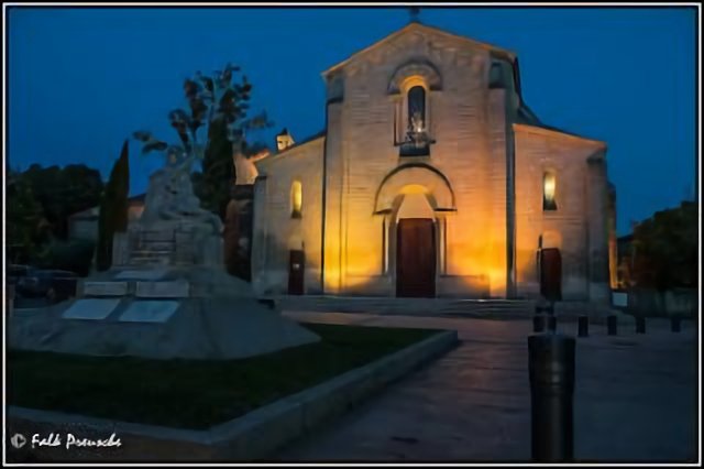 Kirche Saint-Martin-de-Crau bei Nacht