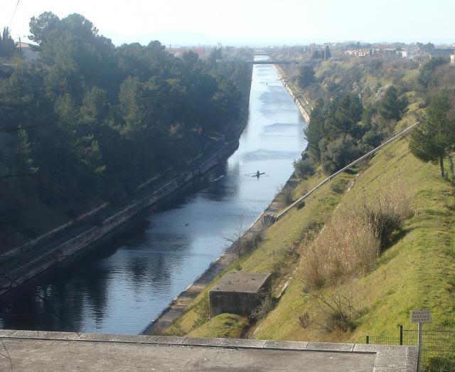 Le canal de Marseille au Rhône à Marignane, vue prise en direction du nord-ouest depuis la tête du tunnel du Rove. L'étang de Berre est au…
