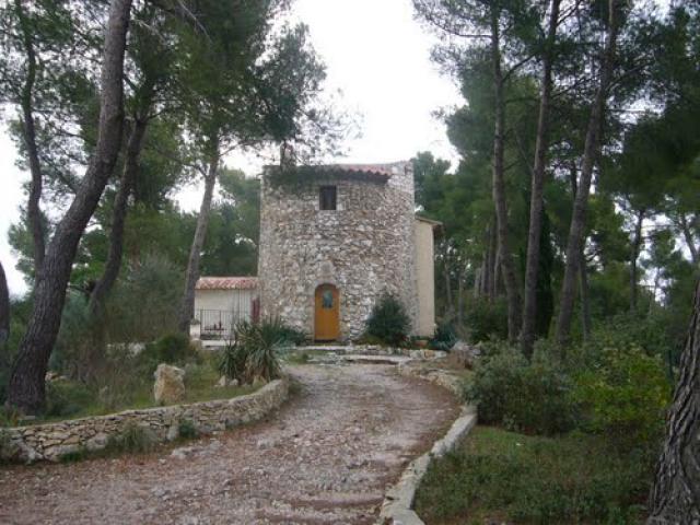 moulin à l'est du bourg de Bouc-Bel-Air (Bouches-du-Rhône)