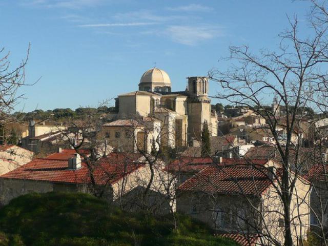 Depuis le D7, vue sur l'église et le village