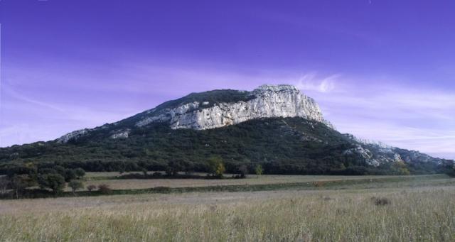 Mont Sainte-Cécile, point culminant du massif du mont Menu. Eyguières (Bouches-du-Rhône). Lieu de la prise de vue 43° 42′ 52″ N, 5° 00′…