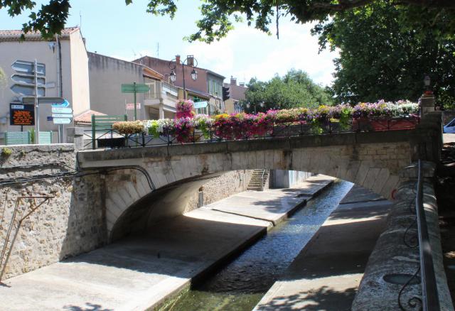 Le pont de la mairie sur l'Huveaune.