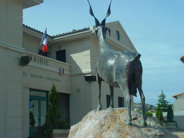 Statue de chèvre devant la mairie, village du Rove (Bouches du Rhône, France)