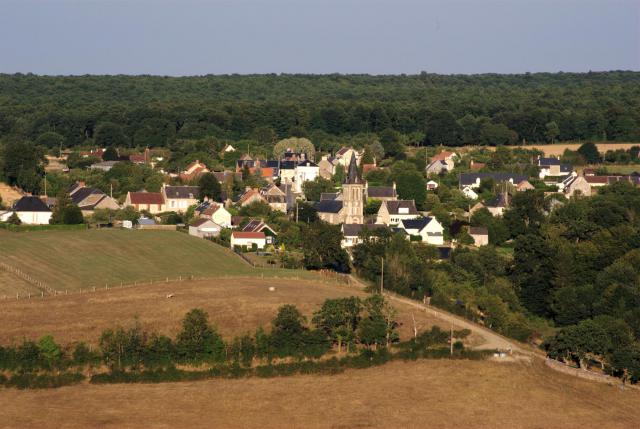 Le village de Grimbosq (14) adossé à la forêt du même nom, la vallée de la rivière Orne en contrebas.