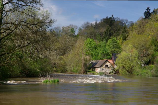 Le moulin à papier sur la rivière Orne à Le Bô, Calvados.