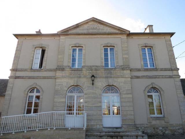 Mairie de Mosles, ancienne école communale bâtie en 1850