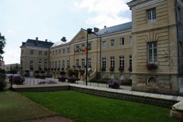 Façade de l'Hôtel de ville d'Isigny-sur-Mer prise en Juillet 2009.