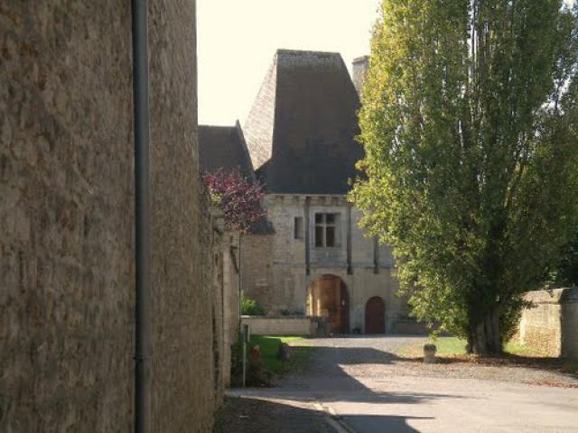 Porche du château de Fresney