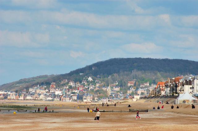 La plage de Cabourg avec en arrière-plan Houlgate et la butte d'Houlgate.