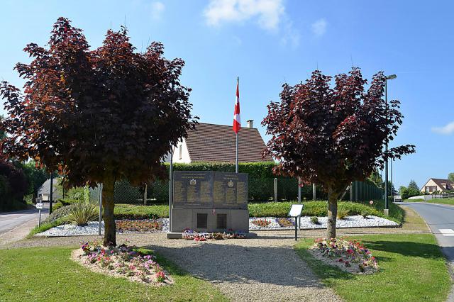 Le Mesnil-Patry (Calvados) Monument à la mémoire des soldats du Queen's Own Rifle - First Hussars.