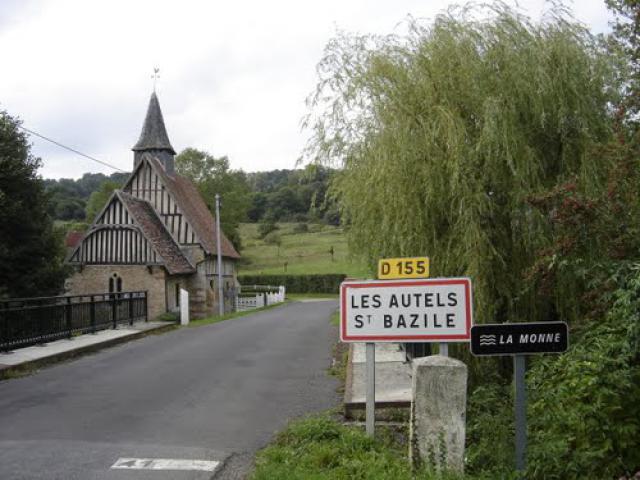 Village Typique à la lisière de l'Orne et du Calvados.