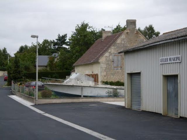 un bateau dans le jardin