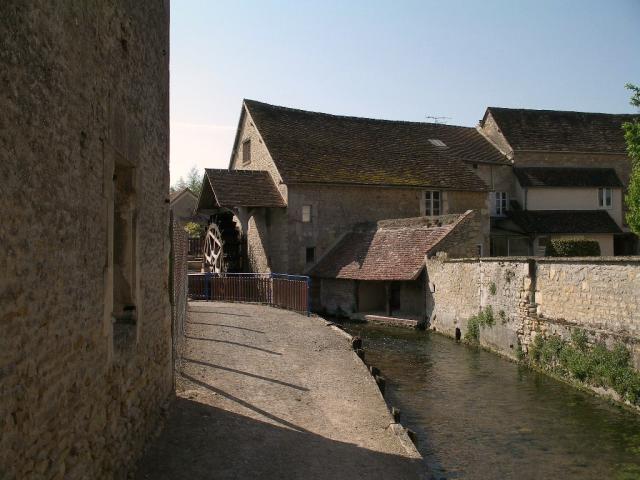 Le moulin de la Porte et lavoir sur la Muance à Argences (Calvados)
