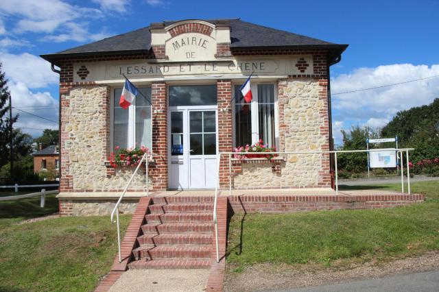 mairie Lessard et le Chene