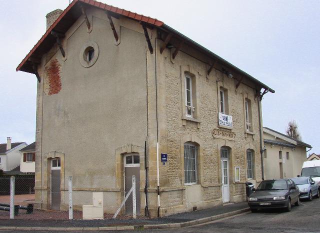 l'ancienne gare de Luc-sur-Mer abrite désormais une école de musique.