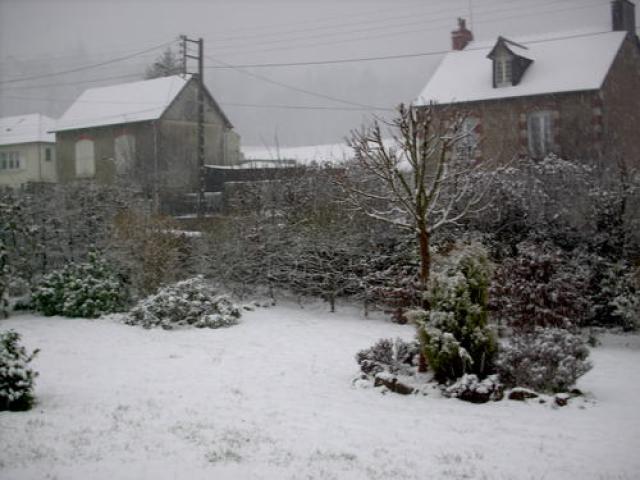 Rue de vire sous la neige
