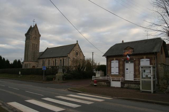Église et mairie de Goustranville.