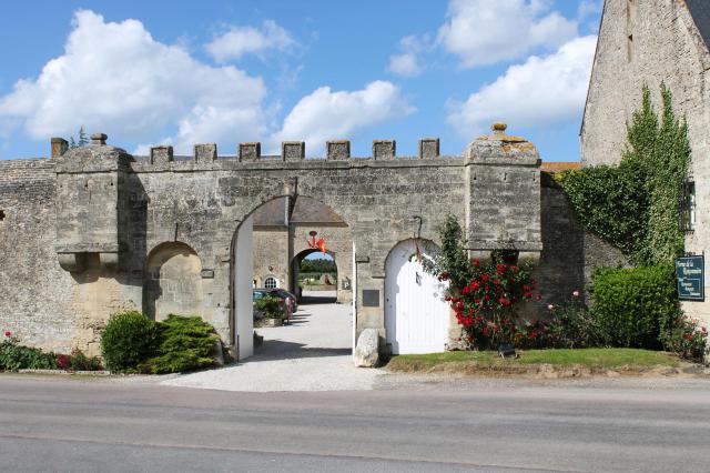 Portail de la Ferme de la Rançonnière (XVIIe siècle) à Crépon (Calvados)