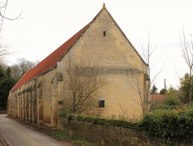 Manoir de Cully, la grange avec contreforts (Calvados)