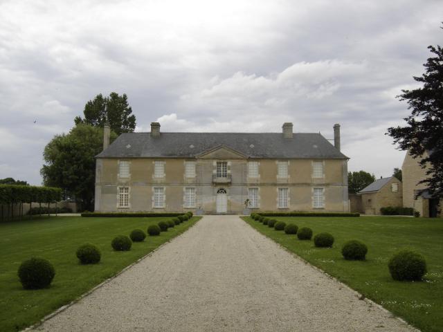 château de Bazenville construit en 1760 par Jean François de Grimouville sur l'emplacement d'un ancien manoir féodal.