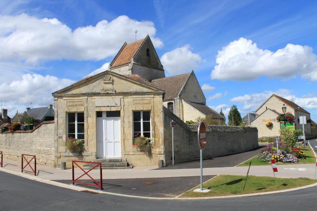 mairie et église de Hubert-Folie (Calvados)
