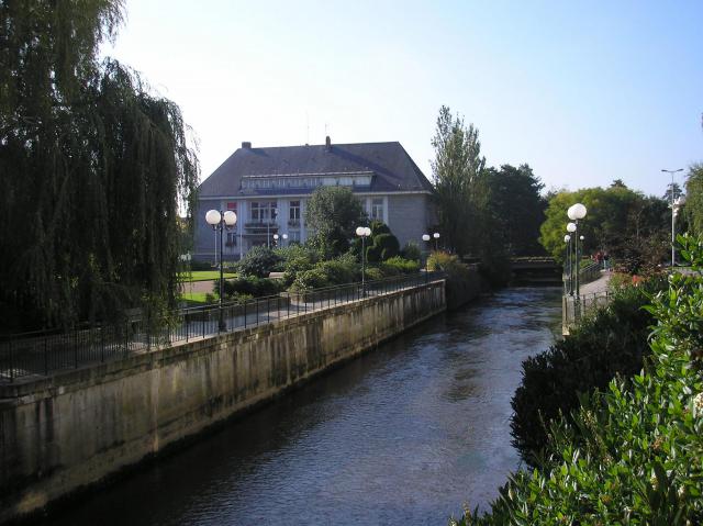 Condé-sur-Noireau (Normandie, France). La Druance et l'Hôtel de Ville.