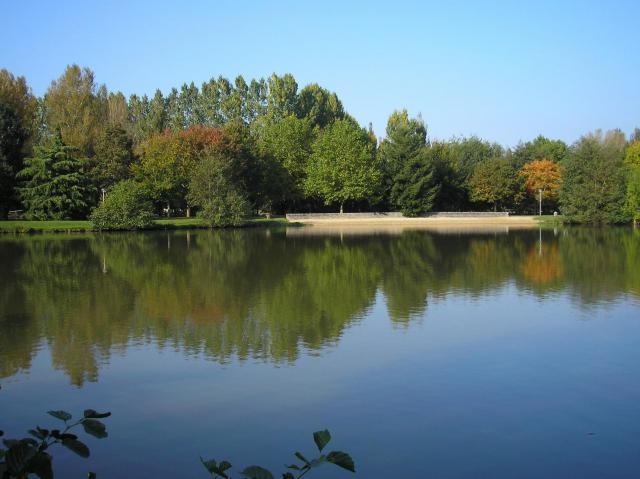 Condé-sur-Noireau (Normandie, France). La parc municipal avec sa plage.