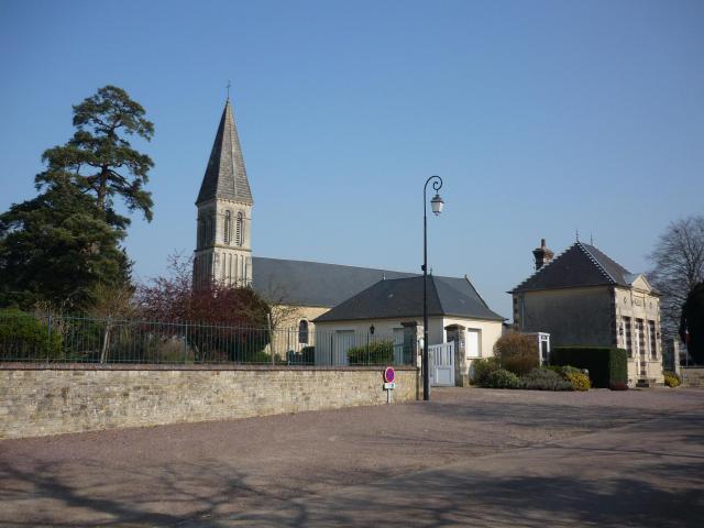 Mairie et église de Saint-Vaast-sur-Seulles (Calvados)