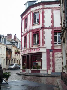 Vue du restaurant Le Cabaret Normand, à Villerville, lieu de tournage du film "Un singe en hiver" (1959), août 2008, photo personnelle