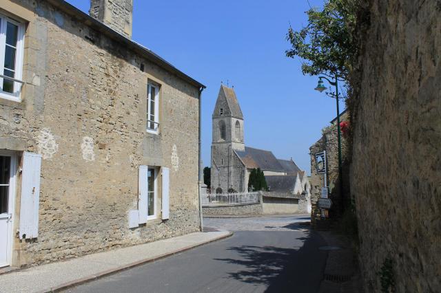 Rue du village et église Saint-Martin de Nonant (Calvados)