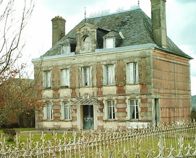 St Etienne la Thillaye, Maison en briques XIXe siècle