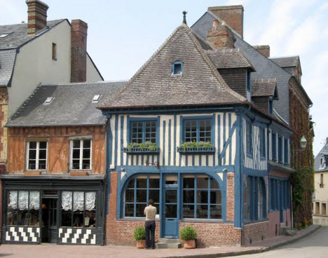 Un coin de la place à Beaumont