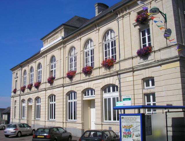 Caumont-l'Éventé (Normandie, France). L'hôtel de ville.