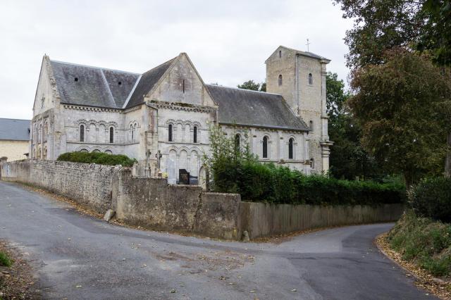Face nord de l'église Saint-Pierre de Vaux-sur-Seulles.