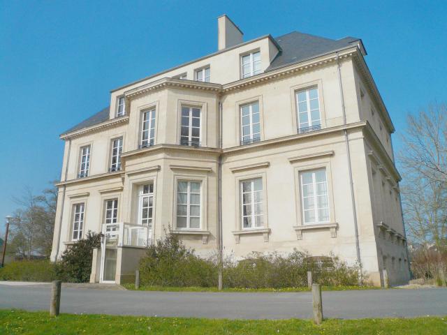 Arrière, côté sud, de la mairie de Verson dans le Calvados.