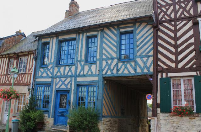 Maisons à pan de bois rue du Paradis à Beaumont-en-Auge (Calvados)