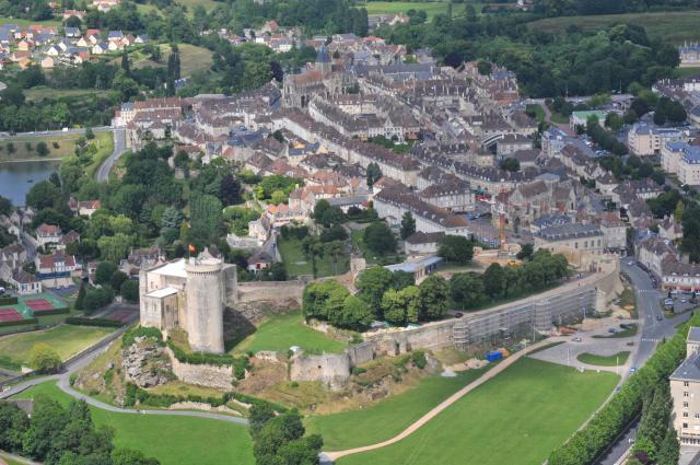 Le château de Falaise et le centre-ville.