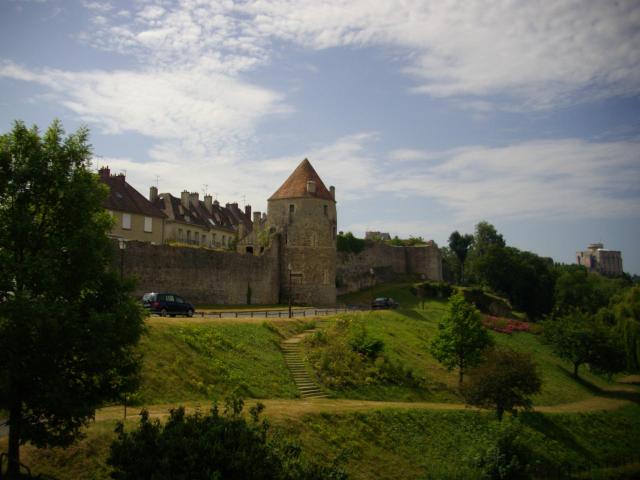 tour de la porte des Cordeliers et château de Falaise (Calvados, Basse-Normandie).