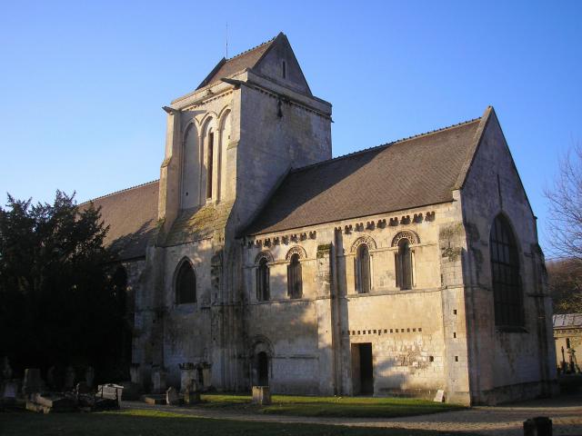 Façade méridionale de l'église Notre-Dame-des-Prés, dite la Vieille église, à Mondeville (Calvados, France).