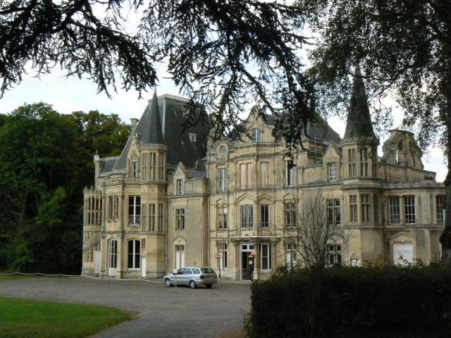 Façade principale du château de Beauregard, à Hérouville-Saint-Clair (Calvados, France)