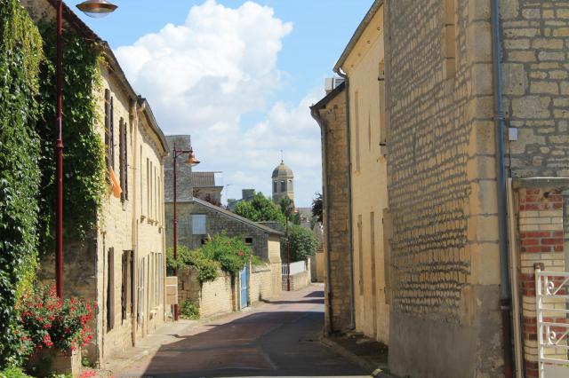 Rue de l'église à Sainte-Croix-Grand-Tonne (Calvados)