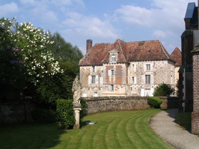 Le château de Hermival-les-Vaux, petit village de France, derrière la place de l'église